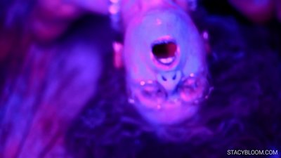 Το μωρό αυνανίζεται στην κάμερα και φέρνει τον εαυτό της σε οργασμό.